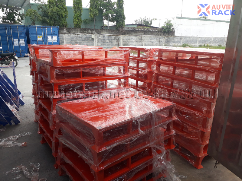 pallet sắt xếp chồng